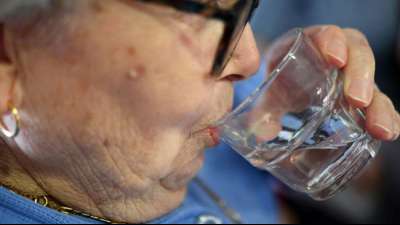Viele ältere Menschen nehmen zu wenig Flüssigkeit auf  
