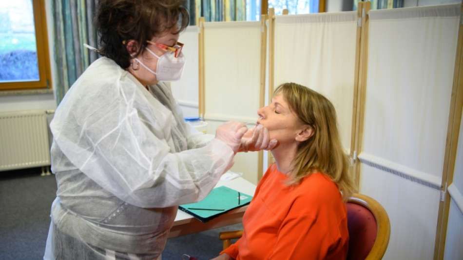 Demonstranten ziehen mit Fackeln vor Wohnhaus von Sachsens Gesundheitsministerin