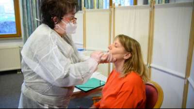 Demonstranten ziehen mit Fackeln vor Wohnhaus von Sachsens Gesundheitsministerin