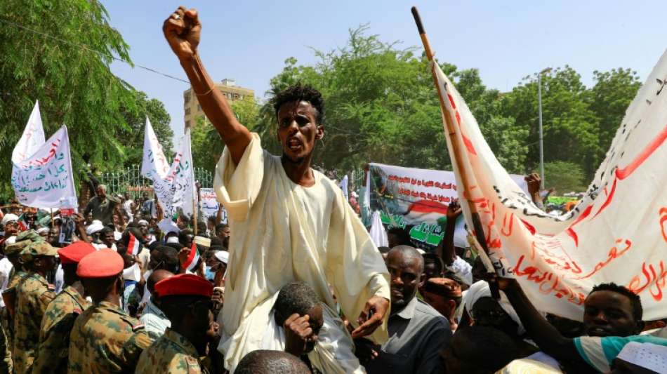 Sudanesen fordern den Sturz der Regierung durch das Militär
