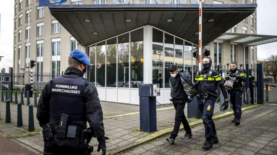 Kurdische Demonstranten st&uuml;rmen auf das Gel&auml;nde der OPCW in Den Haag