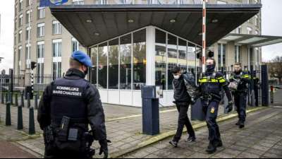 Kurdische Demonstranten st&uuml;rmen auf das Gel&auml;nde der OPCW in Den Haag