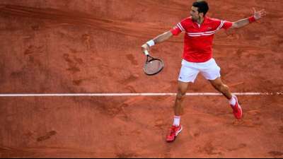 Djokovic schnappt Tsitsipas den Sieg weg und feiert zweiten Triumph in Paris