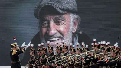 Frankreich nimmt mit bewegender Trauerzeremonie Abschied von Filmstar Belmondo