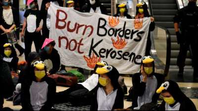 Umweltschützer protestieren gegen neuen Hauptstadtflughafen BER