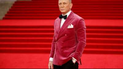 Daniel Craig gl&auml;nzt im pinken Smoking bei Weltpremiere von "Keine Zeit zu sterben"