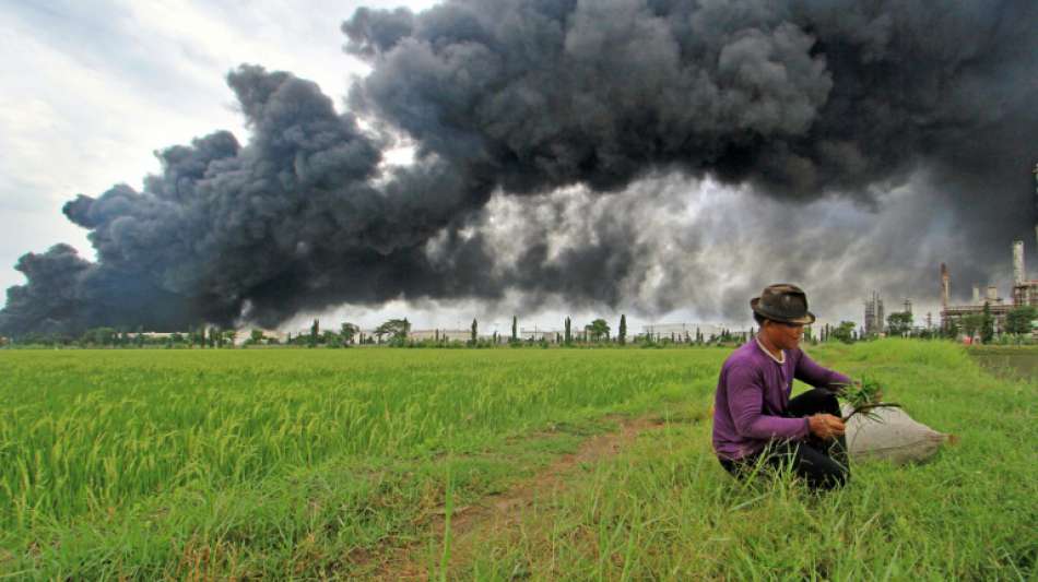 Gro&szlig;brand in indonesischer &Ouml;l-Raffinerie w&uuml;tet weiter