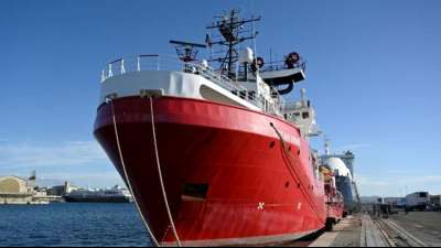 Hunderte auf dem Mittelmeer gerettete Migranten gehen auf Sizilien an Land