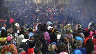 Tausende feiern trotz Corona-Auflagen Karneval in Marseille