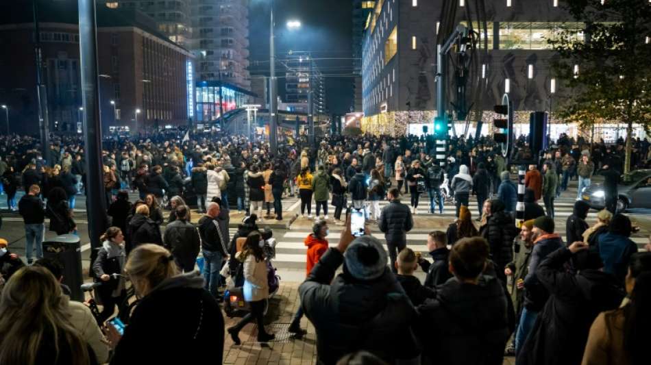 Niederl&auml;ndische Polizei gibt Warnsch&uuml;sse bei Corona-Demo ab 