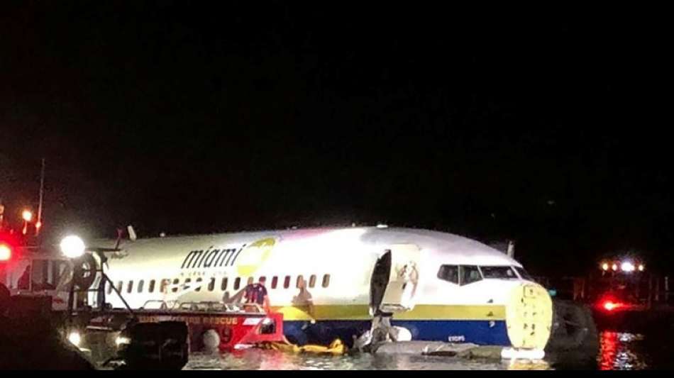 Boeing 737 nach Bruchlandung in Florida (USA) in Fluss gerutscht