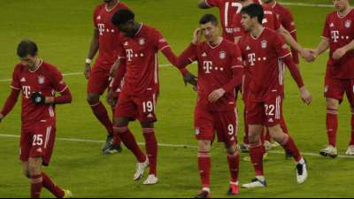 Fu&szlig;ball: Bayern gelingt Revanche - BVB siegt gegen Augsburg