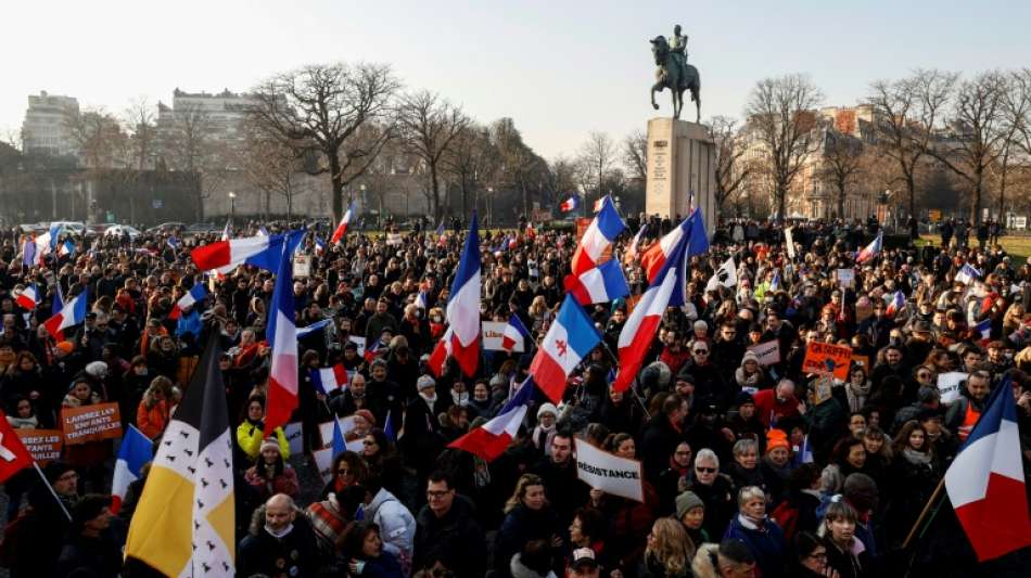 Mehr als 50.000 Menschen protestieren in Frankreich gegen neuen Corona-Impfpass