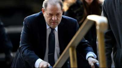 Harvey Weinstein f&uuml;r Prozess nach Los Angeles &uuml;berstellt