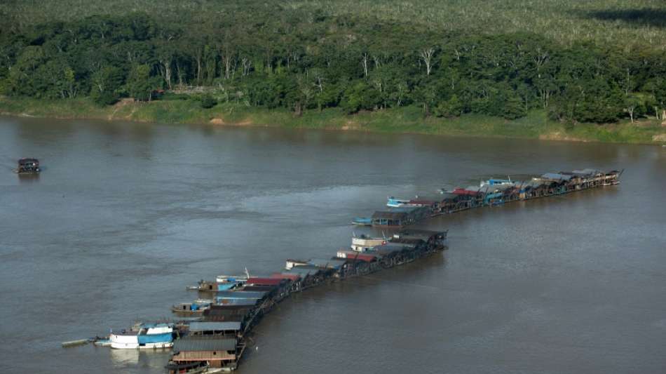 Brasilien brennt über 70  Boote von illegalen Goldsuchern ab