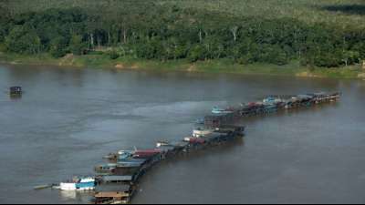 Brasilien brennt &uuml;ber 70  Boote von illegalen Goldsuchern ab