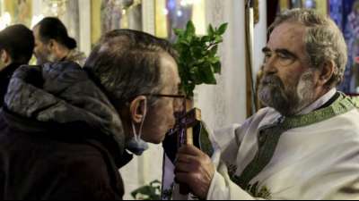 Griechisch-orthodoxe Christen feiern trotz Corona-Pandemie Dreikönigsfest