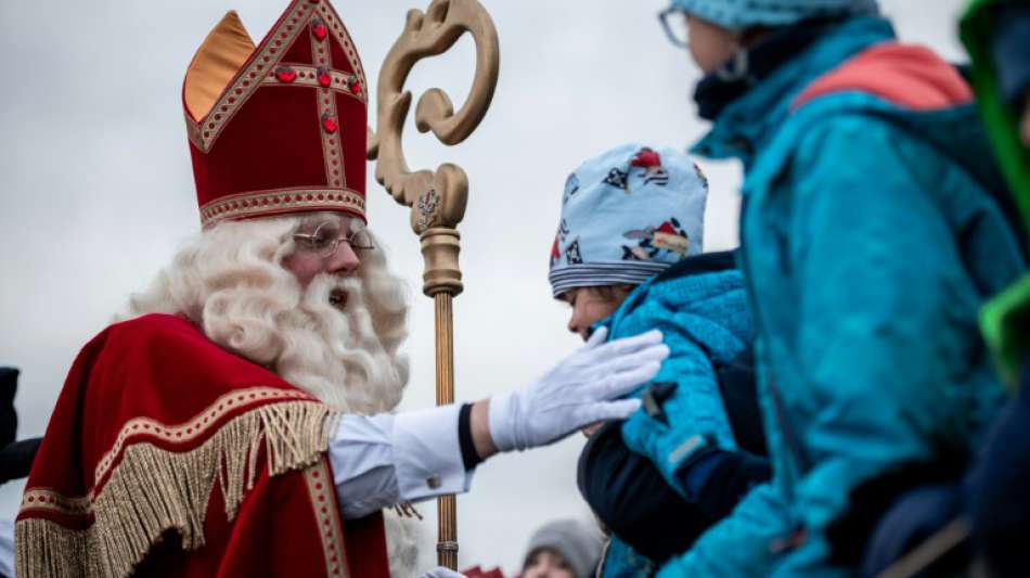 Polizist fährt Pannen-Nikolaus zu rheinland-pfälzischen Grundschülern
