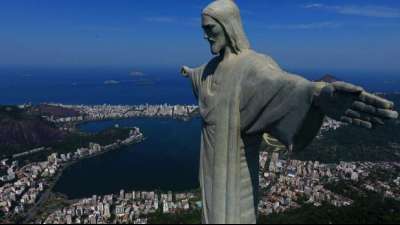 Franzosen klettern auf Arme von Christusstatue in Rio de Janeiro