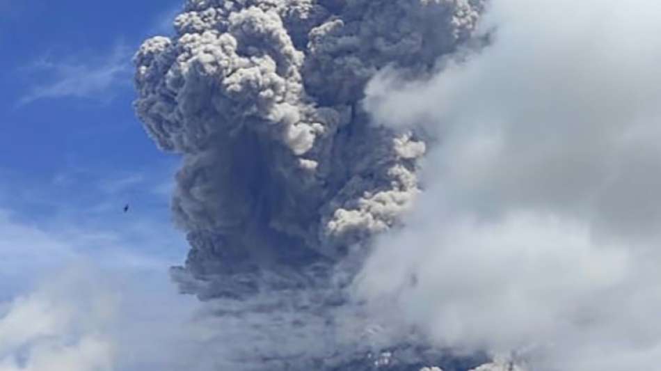 Vulkan Sinabung auf Sumatra stößt fünf Kilometer hohe Aschesäule aus