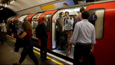 Angst vor Corona f&uuml;hrt zu mehr Unf&auml;llen in Londoner U-Bahn-Stationen