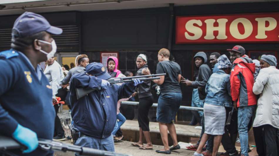 Polizei in Südafrika schießt mit Gummimunition auf Drängler vor Supermarkt