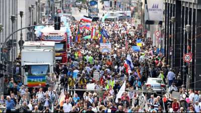 Tausende Corona-Demonstranten trotz Polizeiaufrufs zu Auflösung auf den Straßen