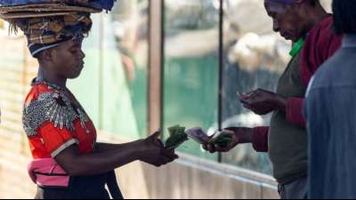 Simbabwe kündigt neue 50-Dollar-Banknote an - Schein reicht nicht für einen Laib Brot