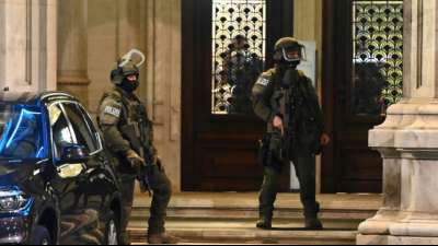 Minister: Mindestens einer der mutmaßlichen Angreifer von Wien noch flüchtig 