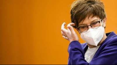 Kramp-Karrenbauer mahnt in T&uuml;rkei Verhandlungsl&ouml;sung im Mittelmeer-Gasstreit an