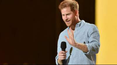 Prinz Harry tritt bei Spendenkonzert f&uuml;r Corona-Impfkampagne auf