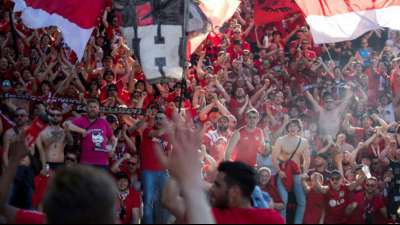 Fu&szlig;ballfan kann Ermittlungen zu weggenommener Fahne im Stadion nicht erzwingen