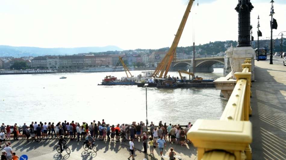 Bergung von Schiffswrack in der Donau in Budapest begonnen