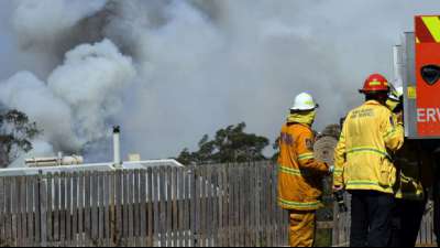 Starke Winde lassen in Australien zwei Feuer zu einem Großbrand zusammenwachsen