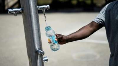 Gesundheit: Stilles Mineralwasser oft massiv mit Keimen belastet