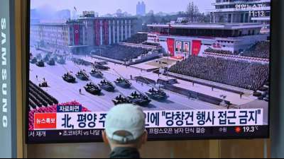 Nordkorea hält riesige Militärparade ab