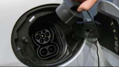 Regierung will Bau von 1000 Schnelllades&auml;ulen ausschreiben