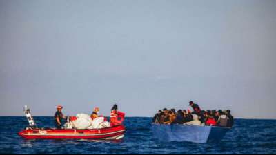 Bundesregierung sucht Lösung für 150 Bootsflüchtlinge an Bord von Rettungsschiff