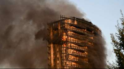 Feuerwehr: 20-st&ouml;ckiges Wohnhaus in Mailand ausgebrannt