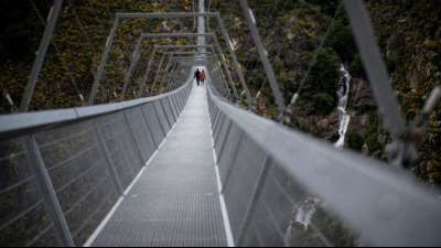 Portugal &ouml;ffnet l&auml;ngste Fu&szlig;g&auml;nger-H&auml;ngebr&uuml;cke der Welt