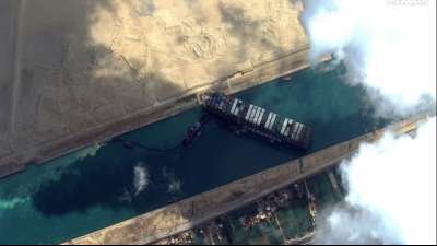 US-Armee bietet wegen Blockade des Suez-Kanals Hilfe an