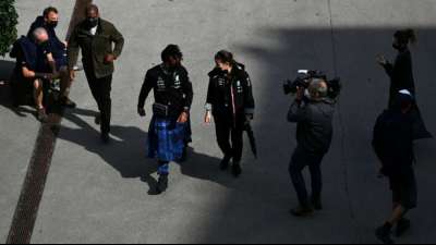 Formel-1-Fahrer Hamilton sorgt mit blauem Kilt vor Rennen in Istanbul f&uuml;r Aufsehen