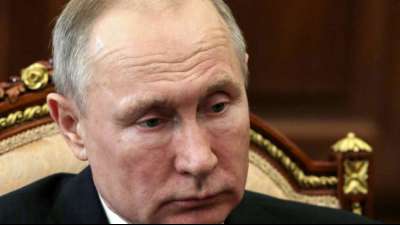 Putin arbeitet nach Kontakt mit infiziertem Arzt von zu Hause aus