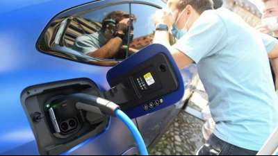 Absatz von Neuwagen in Europa bricht wegen Chipmangels brutal ein