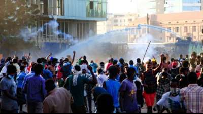 Sudanesische Sicherheitskr&auml;fte setzen Tr&auml;nengas gegen tausende Demonstranten ein