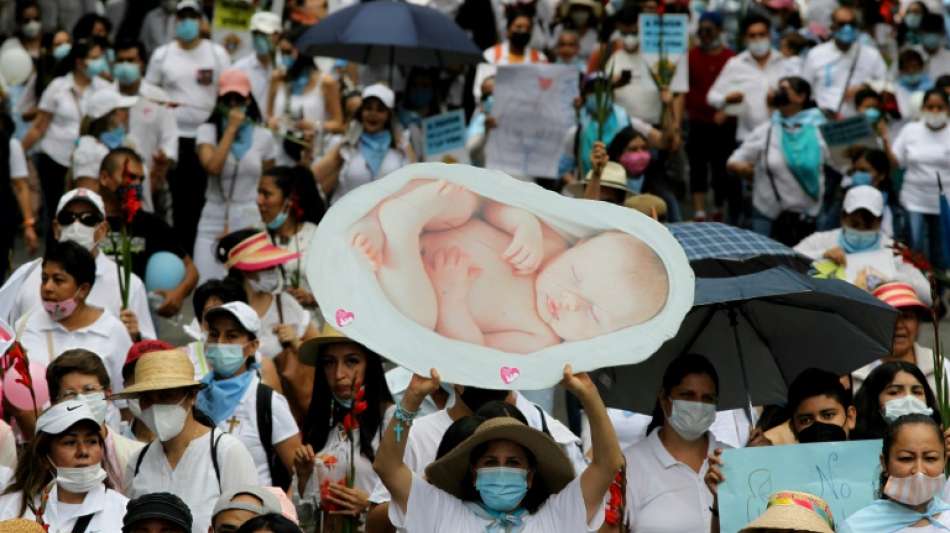 Schwangere Jugendliche bei Anti-Abtreibungsdemo in Mexiko auf B&uuml;hne untersucht