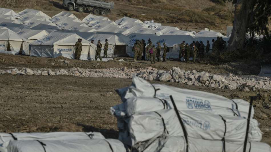 Erste Flüchtlinge beziehen provisorisches Lager auf Lesbos