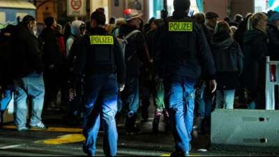Tausende gehen erneut gegen Corona-Ma&szlig;nahmen und Impfpflicht auf die Stra&szlig;e