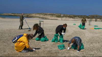 Tausende Helfer s&auml;ubern Str&auml;nde in Israel nach massiver &Ouml;lverschmutzung