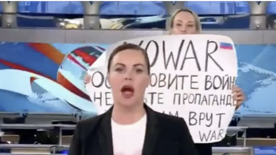 Russian anti-war protester interrupts state TV news broadcast